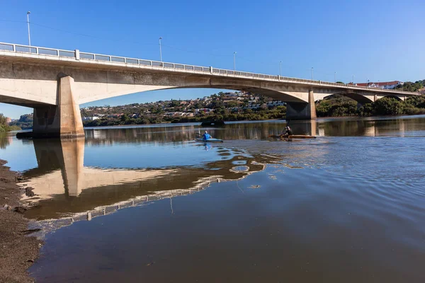 Atletas Remadores Canoagem Prática Até Águas Vítreas Rio Sobrecarga Foto — Fotografia de Stock