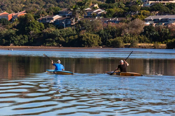 Sportler Paddler Kanufahren Üben Auf Glasklarem Flusswasser Über Foto Brücke — Stockfoto