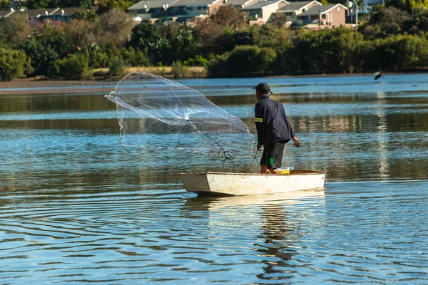 Visser Casting Netto Actie Visserij Vanaf Kleine Boot Rivier Lagune — Stockfoto