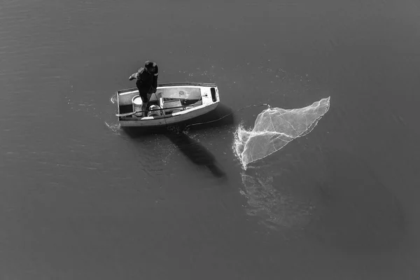 Pescador Lanzando Acción Red Pesca Desde Pequeño Barco Aguas Laguna —  Fotos de Stock