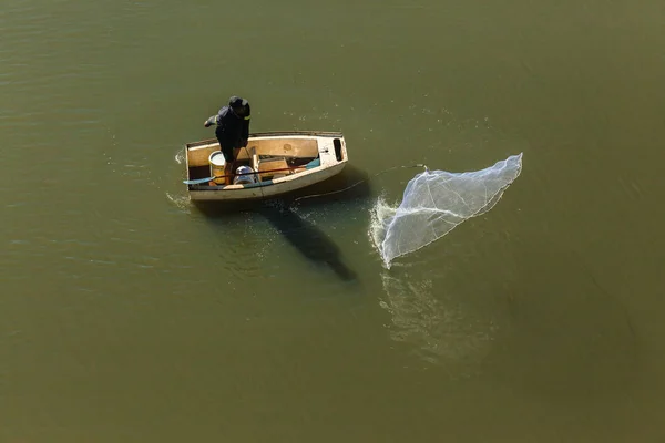 Pescatore Colata Azione Rete Piccola Barca Nelle Acque Della Laguna — Foto Stock