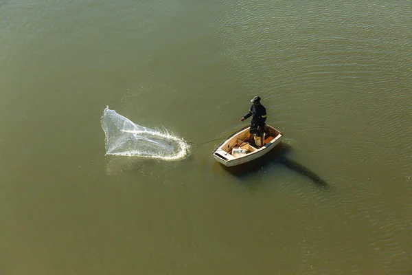 Pescador Lanzando Acción Red Pesca Desde Pequeño Barco Las Aguas —  Fotos de Stock