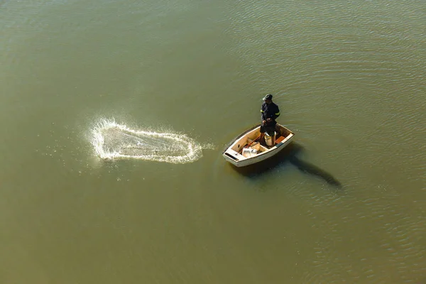 Pescador Lanzando Acción Red Pesca Desde Pequeño Barco Las Aguas —  Fotos de Stock