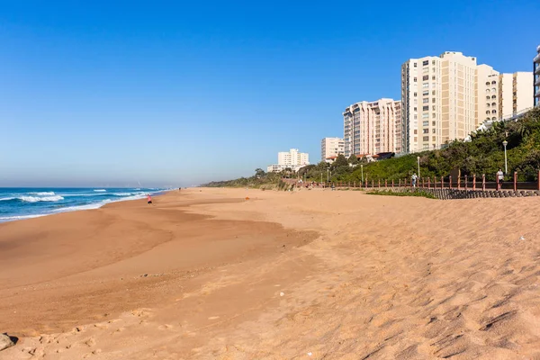 Beach okyanus yatay, düz apartmanlar tatil yaşam tarzı kıyı şeridi manzara.