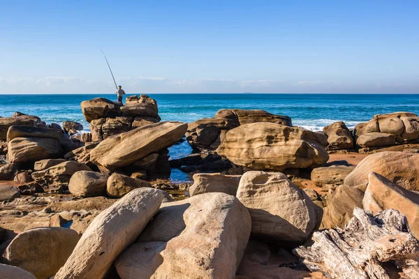 Pescatore Pesca Largo Grandi Massi Rocciosi Spiaggia Verso Mare Orizzonte — Foto Stock