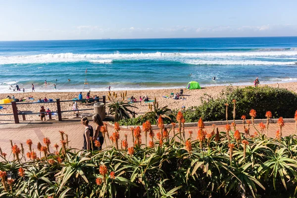 Beach Ocean Waves Holiday Public Walking Promenade Path Overlooking Swimmers — Stock Photo, Image