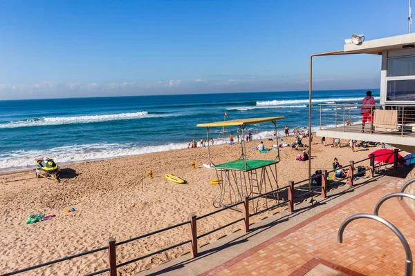 Spiaggia Onde Oceaniche Con Vacanza Fronte Pubblico Torri Bagnino Con — Foto Stock