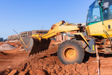 İnşaat toprak işleri sınıf öğrencisi makine kova devrilme dünya closeup düzen site oluşturma.