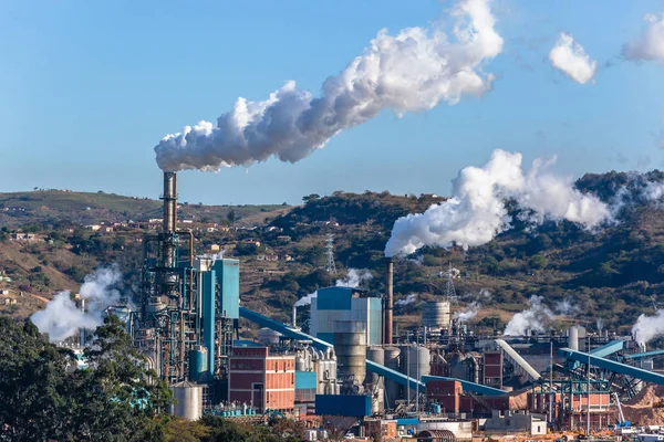 Fábrica Que Opera Grandes Infraestructuras Vapor Boliers Humo Silos Paisaje — Foto de Stock