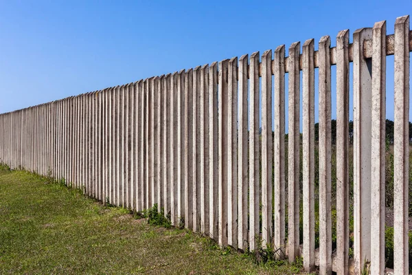 Zaun Nahaufnahme Vertikale Beton Quadratische Masten Mit Optischen Lücken Entlang — Stockfoto