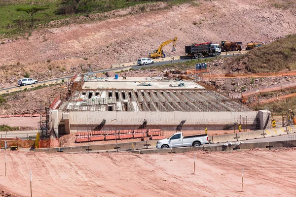 Yeni karayolu otoyol Inter Bölümü araç Köprüsü genişleme Sanayi makineleri toprak işleri inşaat mevcut yolu için Inter bölüm.