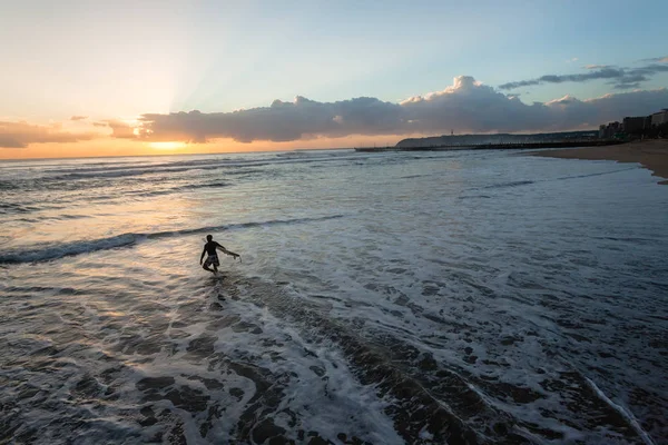 Sunrise Dawn Surfer Silhouetted Going Surfing Enters Ocean Waters Durban — Stock Photo, Image