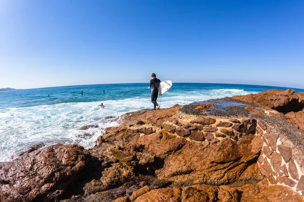 Surfer Going Surfing Winter Blue Day Entry Ocean Water Rocky — Stock Photo, Image