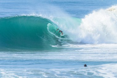 Dalga çıkış kapısına bakarak içi boş okyanus içinde Surfer sörf tüp rides.