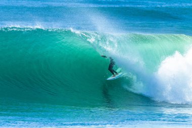 Dalga çıkış kapısına bakarak içi boş okyanus içinde Surfer sörf tüp rides.