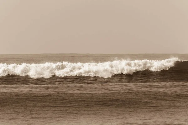 海洋棕褐色照片波滚动崩溃白色泡沫水对海滩 — 图库照片
