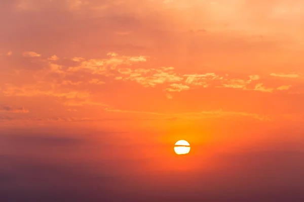 Zon Haze Hoge Wolken Bij Zonsondergang Zomer Hemel Landschap — Stockfoto