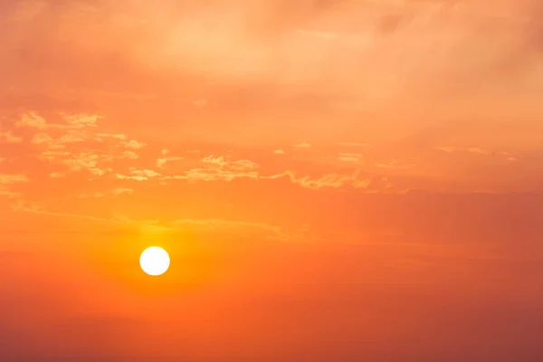 Solen Haze Höga Moln Vid Solnedgången Över Sommaren Sky Landskapet — Stockfoto