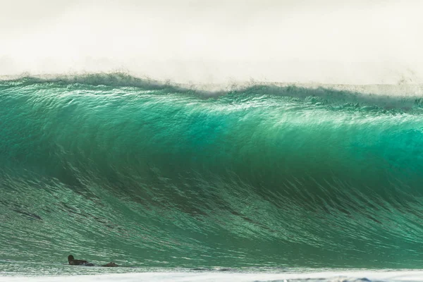 Große Ozeanwelle Steht Aufrecht Bereit Bruchlandung Richtung Strandlinie Mit Surfer — Stockfoto