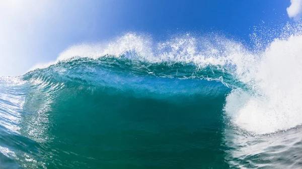 Ocean Wave Crashen Breken Blauw Water Lip Close Zwemmen Ontmoeting — Stockfoto