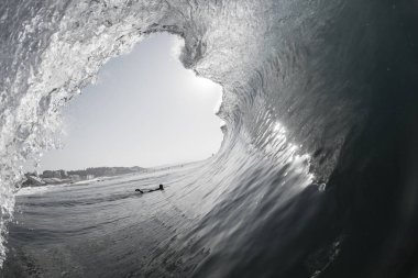 Surfer's sörf görünümü tüp ride okyanus mavi dalga bakış açısı içinde siyah ve beyaz fotoğraf Ballito Bay Güney Afrika, içi boş su çökmesini içinde..
