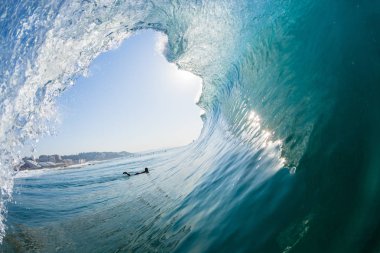 Surfer's sörf görünümü tüp ride okyanus mavi dalga bakış açısı içi boş su fotoğraf, Ballito Bay Güney Afrika çökmesini içinde..
