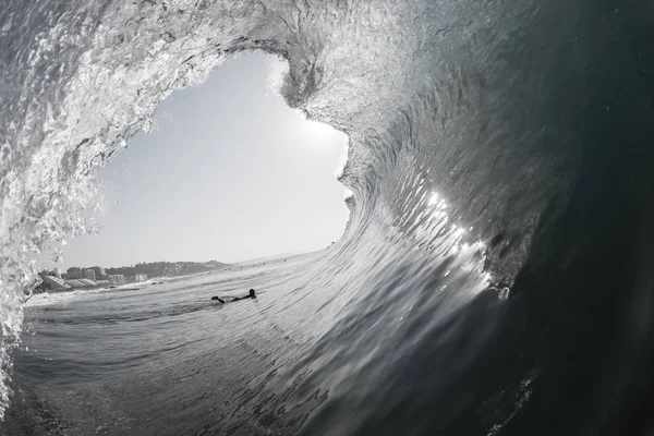 Surfer Surfing Widok Metrem Wewnątrz Ocean Fala Niebieski Punkt Widzenia — Zdjęcie stockowe