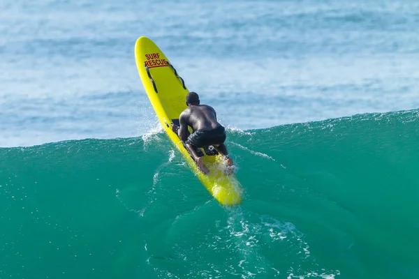 Lifeguard Svart Afrikansk Man Paddling Till Havet Backline Över Vinkar — Stockfoto