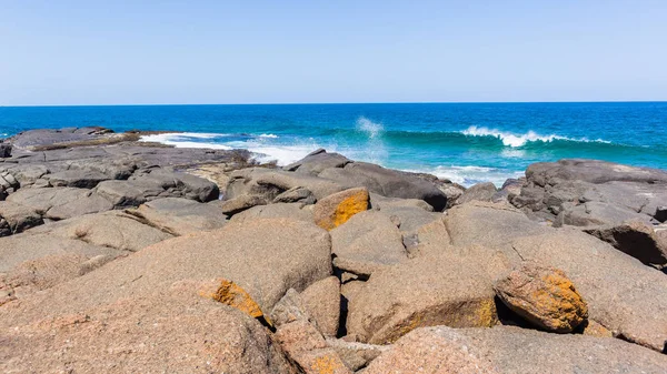 Μεγάλες Πέτρες Βραχώδη Παραλία Της Νερά Κύμα Μπλε Ωκεανό Στον — Φωτογραφία Αρχείου