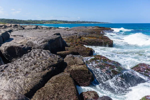 Beach Large Rocky Boulders Front Blue Ocean Wave Waters Horizon — Stock Photo, Image