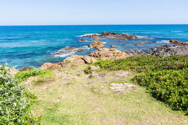 Beach Mavi Okyanus Dalgası Sulara Kayalık Doğal Kıyı Şeridi Yeşil — Stok fotoğraf