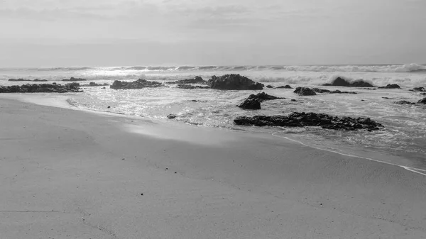 Playa Ventosa Mañana Mar Salvaje Olas Aguas Horizonte Con Costa — Foto de Stock