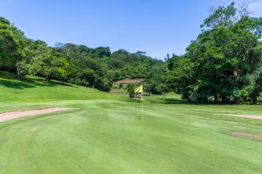Golf Sahası delik-tee-kutu yükseklik flagstick yeşil doğal yaz coğrafi rota aşağı