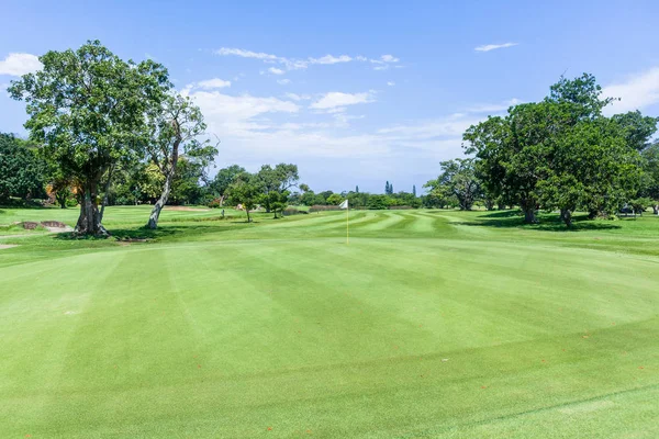 Golf Sahası Delik Fairway Flagstick Yeşil Doğal Yaz Coğrafi Rota — Stok fotoğraf