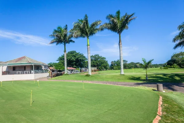 Campo Golf Fairway Agujero Palo Bandera Palmeras Putting Green Clubhouse — Foto de Stock