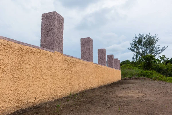 Yeni Sınır Duvar Çit Yapım Aşamasında Blok Beton Sıva Bordo — Stok fotoğraf
