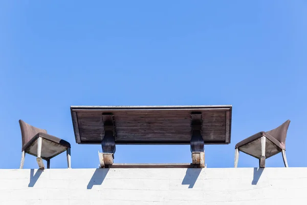 Mesa Sillas Cielo Azul Hacia Arriba Vista Construcción Planta Superior — Foto de Stock