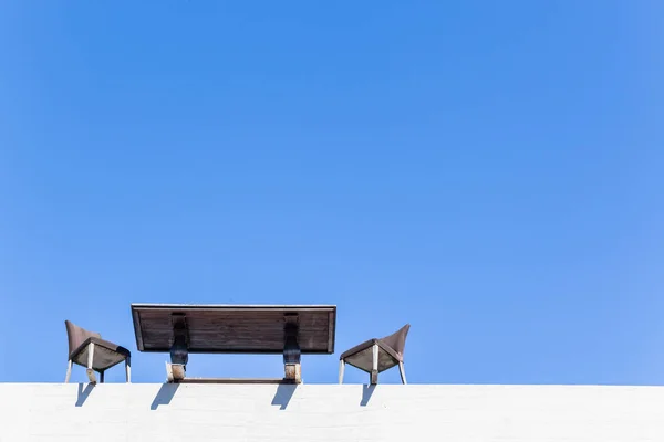 Bord Stolar Blå Himlen Uppåt Visa Byggnaden Översta Våningen Utomhus — Stockfoto