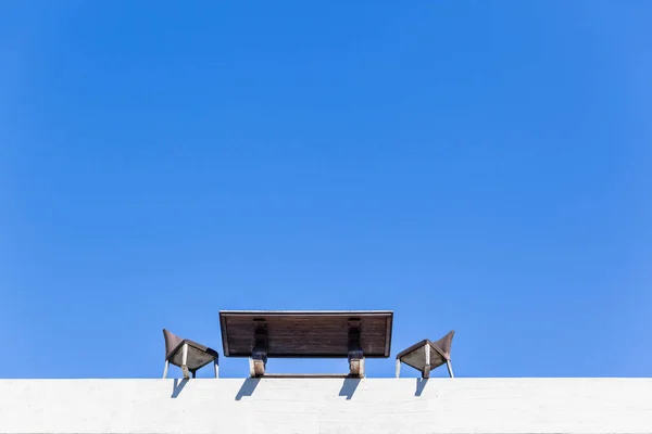 Bord Stolar Blå Himlen Uppåt Visa Byggnaden Översta Våningen Utomhus — Stockfoto