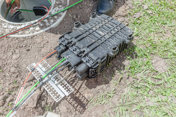 Строительство новых высокоскоростных оптоволоконных кабелей интернета было установлено специалистами под землей в случае водонепроницаемости и прокладки коробки вдоль дороги жилых домов
 .