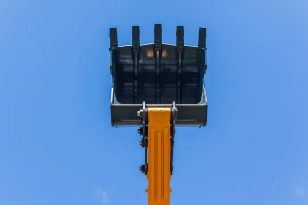 Grävmaskin stål hink Scoop blå himmel — Stockfoto