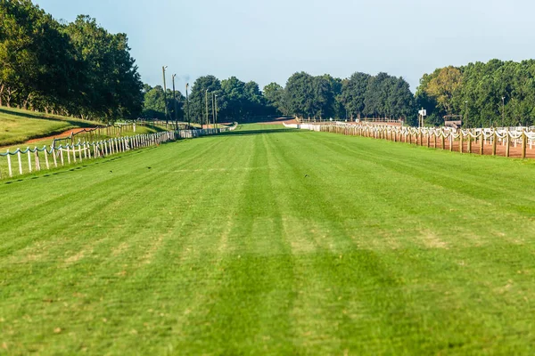 At yarışı çim eğitim parça manzara — Stok fotoğraf