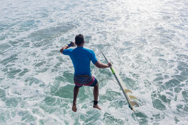 Surfista Com Prancha Surf Salta Cais Praia Molhe Água Oceano — Fotografia de Stock