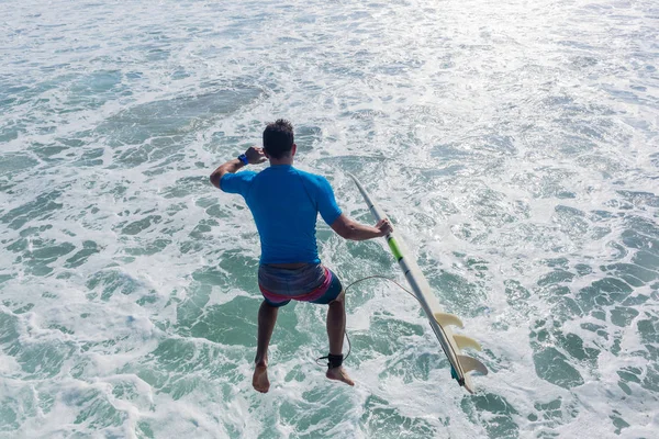 Surfare Med Surfbräda Hopp Beach Pier Brygga Havet Vatten Nedanför — Stockfoto