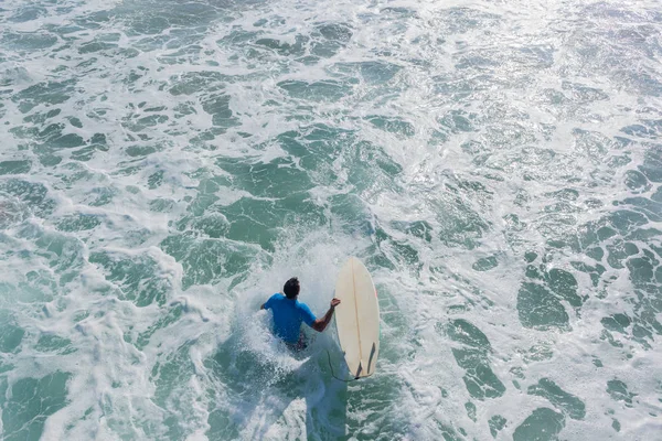 Surfer Met Surfplank Sprongen Uit Strand Pier Steiger Oceaan Water — Stockfoto