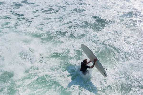 Surfare surfbrädor Beach Pier hoppa Ocean — Stockfoto