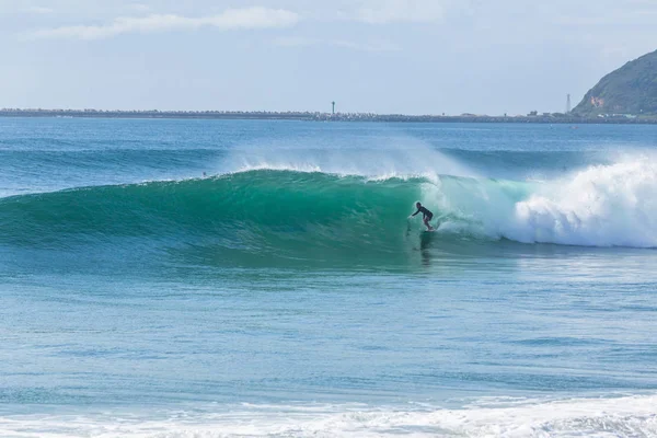 Surfař Surfování Akce Dutá Trubice Ride Modré Letní Oceánu Vlny — Stock fotografie