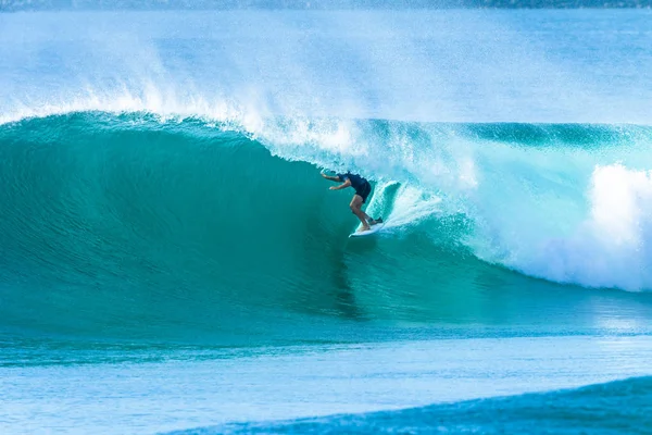 Surfer Surfing Tube Ride fala — Zdjęcie stockowe