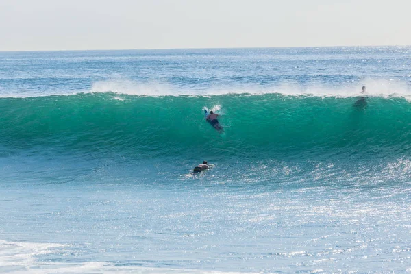 Surfistas escapar empurrar sob onda do oceano — Fotografia de Stock