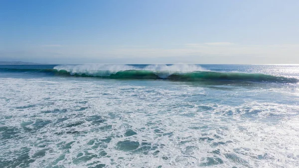 Poder de água do oceano onda parede — Fotografia de Stock